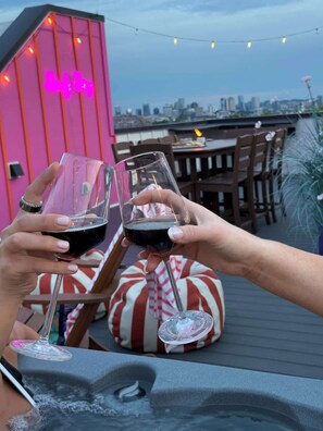 Outdoor dining - New Skyline View Rooftop + Hot Tub! 10 mins to DT! (Nashville)