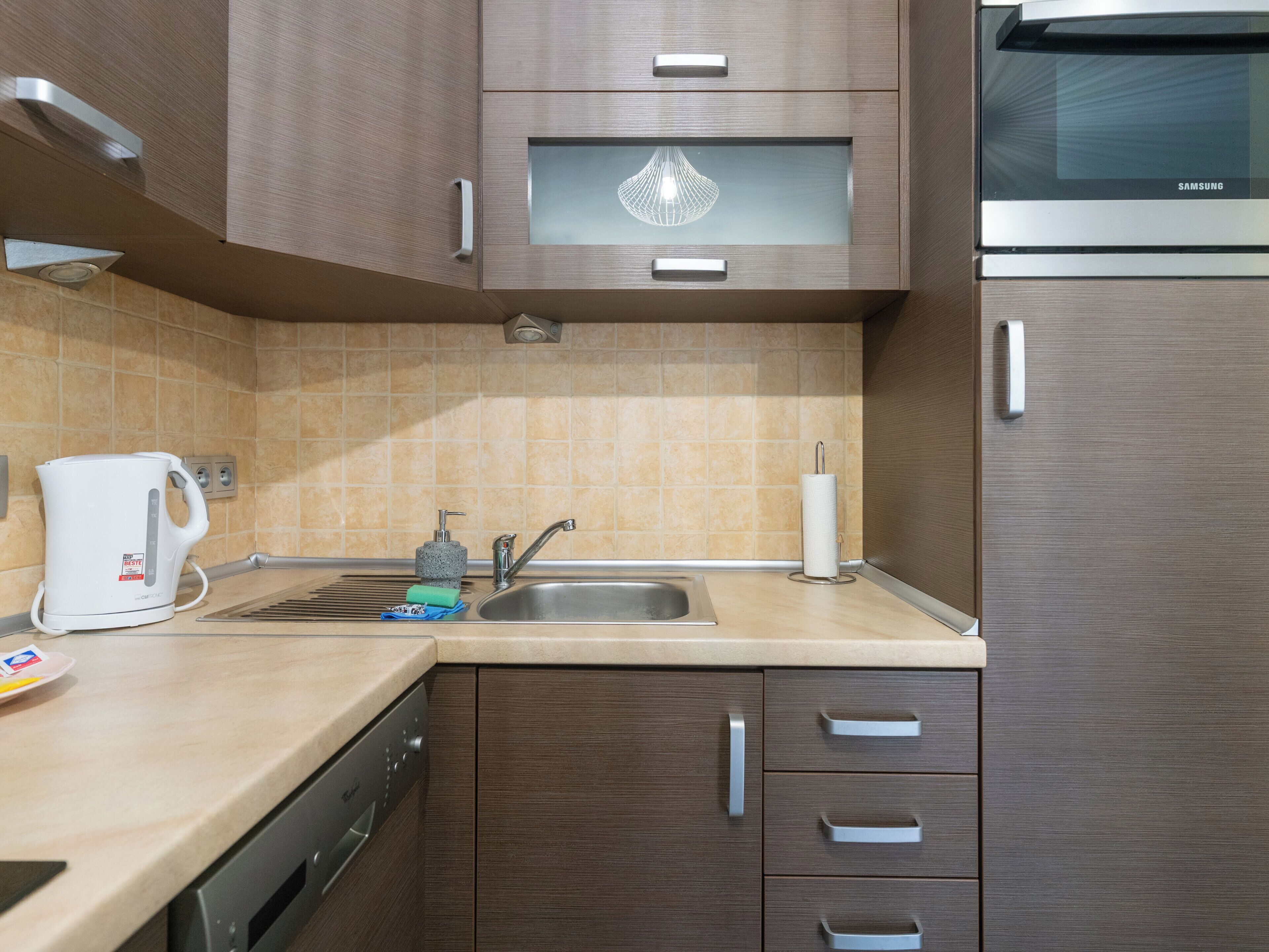 Een koelkast, een oven, een kookplaat, een vaatwasser