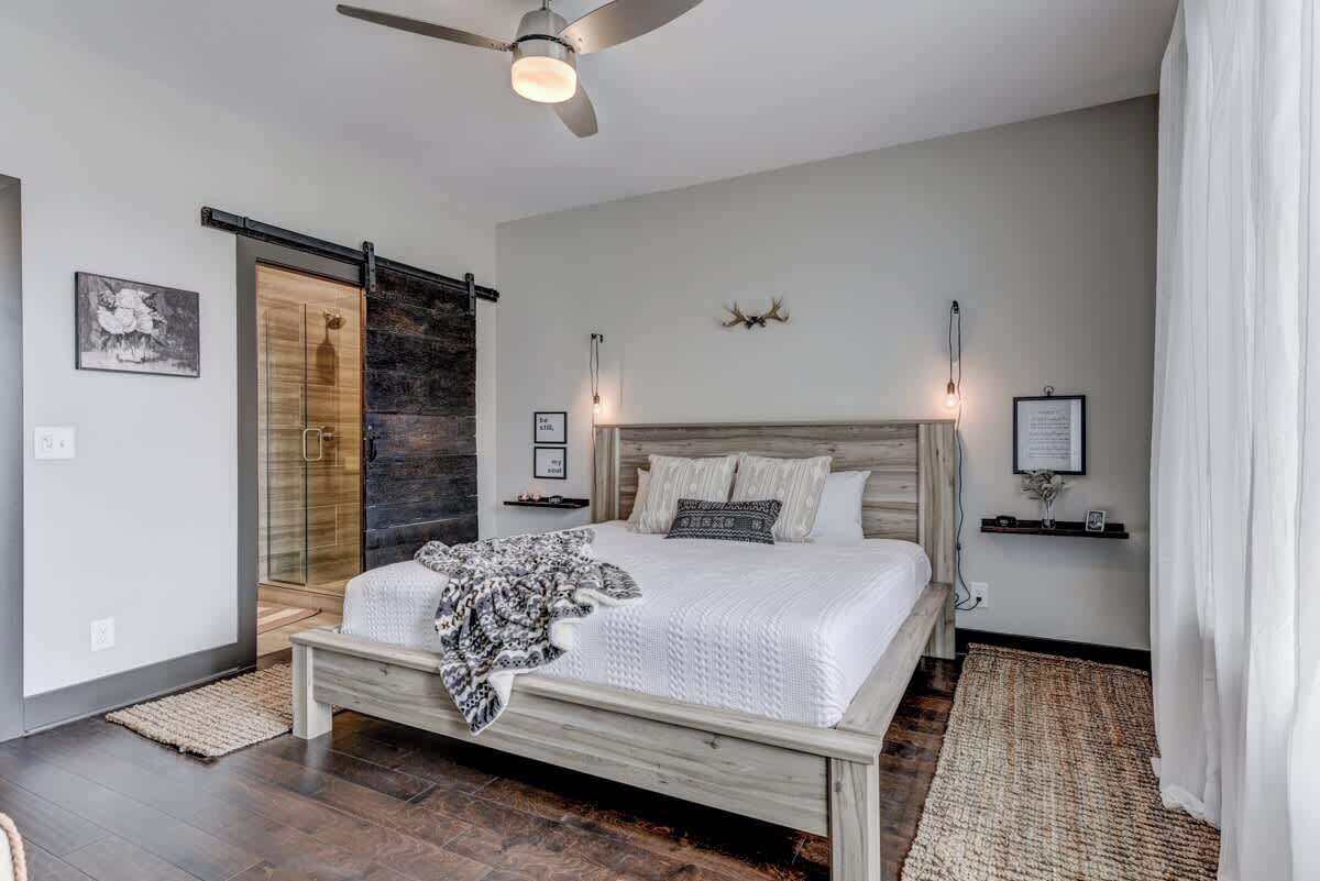 Een strijkplank/strijkijzer, wifi, beddengoed