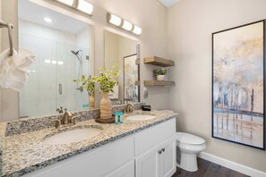Shower, hair dryer, towels - Crossroads Vistas - 3BDR Condo (Branson)