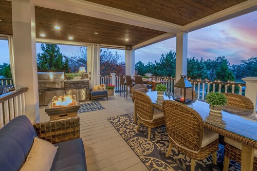 Luxury Meets the Beach! Private Pool/Hot Tub/Linens/11BR/Parking Steps to Beach!