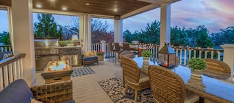 Luxury Meets the Beach! Private Pool/Hot Tub/Linens/11BR/Parking Steps to Beach!