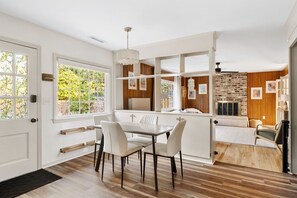 Dining - Palm House • Cozy Retreat • Close to Everything (Charleston)