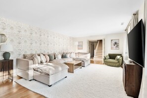 TV, offices - Palm House • Cozy Retreat • Close to Everything (Charleston)