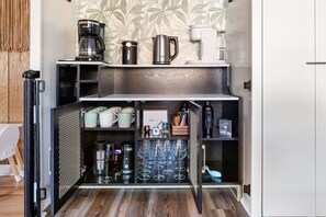 Interior - Palm House • Cozy Retreat • Close to Everything (Charleston)