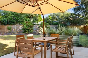 Outdoor dining - Palm House • Cozy Retreat • Close to Everything (Charleston)