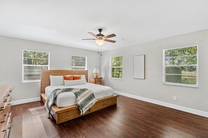 3 chambres, fer et planche à repasser, lit de bébé portatif