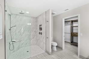 Shower, hair dryer, towels - Bright Vero Beach Retreat — Large Private Pool & Screened Outdoor Patio! 🌴 (Vero Beach)