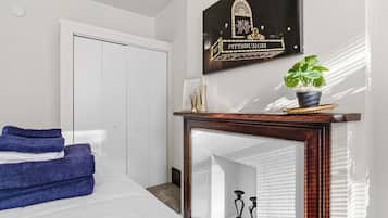 Escritorio, tabla de planchar con plancha, cuna de viaje y wifi