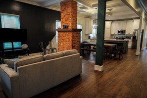 Interior - 3-bedroom house in pleasant Atlanta with cool AC and charm. (Atlanta)