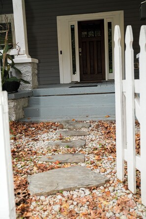 Exterior detail - 3-bedroom house in pleasant Atlanta with cool AC and charm. (Atlanta)