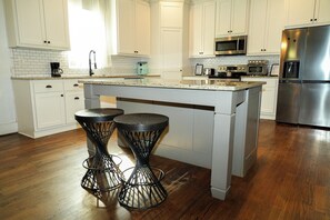 Microwave, oven, stovetop, dishwasher - 3-bedroom house in pleasant Atlanta with cool AC and charm. (Atlanta)