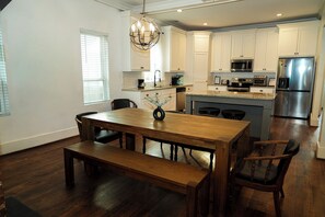 Dining - 3-bedroom house in pleasant Atlanta with cool AC and charm. (Atlanta)