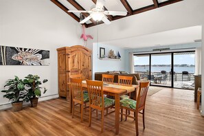 TV - Unique Bayfront Townhome with a Prime Location (Ocean City)