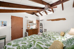 2 bedrooms, iron/ironing board, WiFi, bed sheets - Unique Bayfront Townhome with a Prime Location (Ocean City)