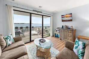 TV - Unique Bayfront Townhome with a Prime Location (Ocean City)