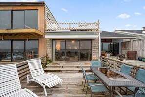 Outdoor dining - Unique Bayfront Townhome with a Prime Location (Ocean City)