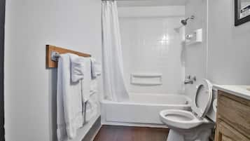 Kombinasi shower/bathtub, handuk, sabun, dan sampo
