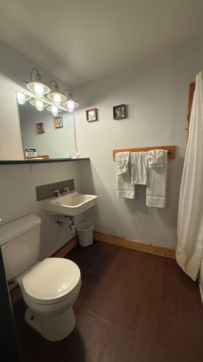 Quarto casal clássico, 2 camas Queen, para não fumantes | Banheiro | Chuveiro/banheira combinados, toalhas de banho, sabonete, shampoo