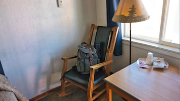 Espacio para trabajar con laptop, wifi gratis y ropa de cama