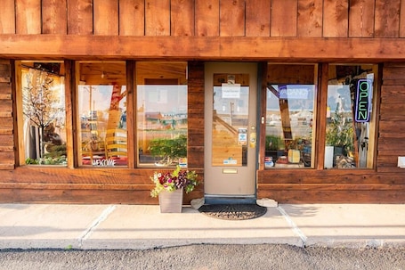 Detalle del exterior. The Lodge Motel