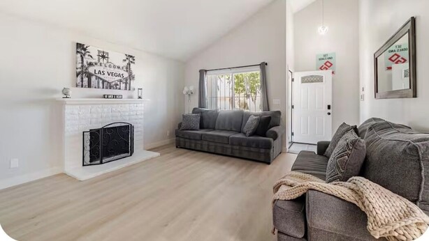 Uma sala de estar moderna com lareira, um conjunto de sofá e uma janela ampla.