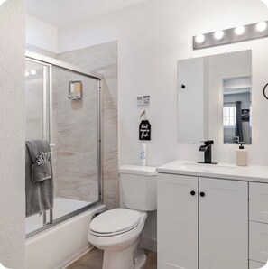 Dusche, Haartrockner, Handtücher, Seife