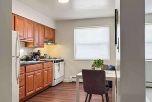 Private kitchen - Chic Skokie Retreat - 1BR Unit with Parking (Skokie)