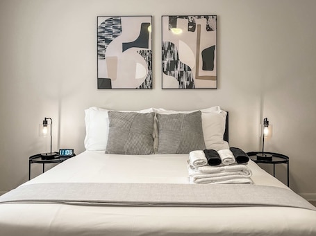 Iron/ironing board, travel cot, WiFi, bed sheets. Chic Skokie Retreat - 1BR Unit in Skokie