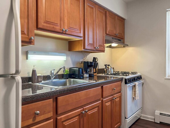 Private kitchen - Chic Skokie Retreat - 1BR Unit with Parking (Skokie)