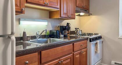 Chic Skokie Retreat - 1BR Unit with Parking
