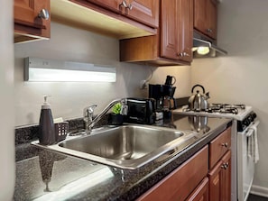 Private kitchen - Chic Skokie Retreat - 1BR Unit with Parking (Skokie)