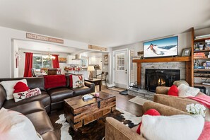 Smart TV, fireplace - 3BR Breck Escape | Hot Tub + Grill + Fireplace (Breckenridge)