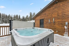 Outdoor spa tub - 3BR Breck Escape | Hot Tub + Grill + Fireplace (Breckenridge)