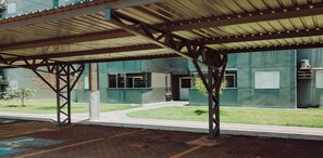 المنطقة المحيطة بالمنشأة