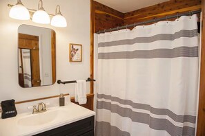 Shower, hair dryer, towels, shampoo - Hot Tub + Game Room + Fire Pit | Black Creek Lodge (Gilboa)