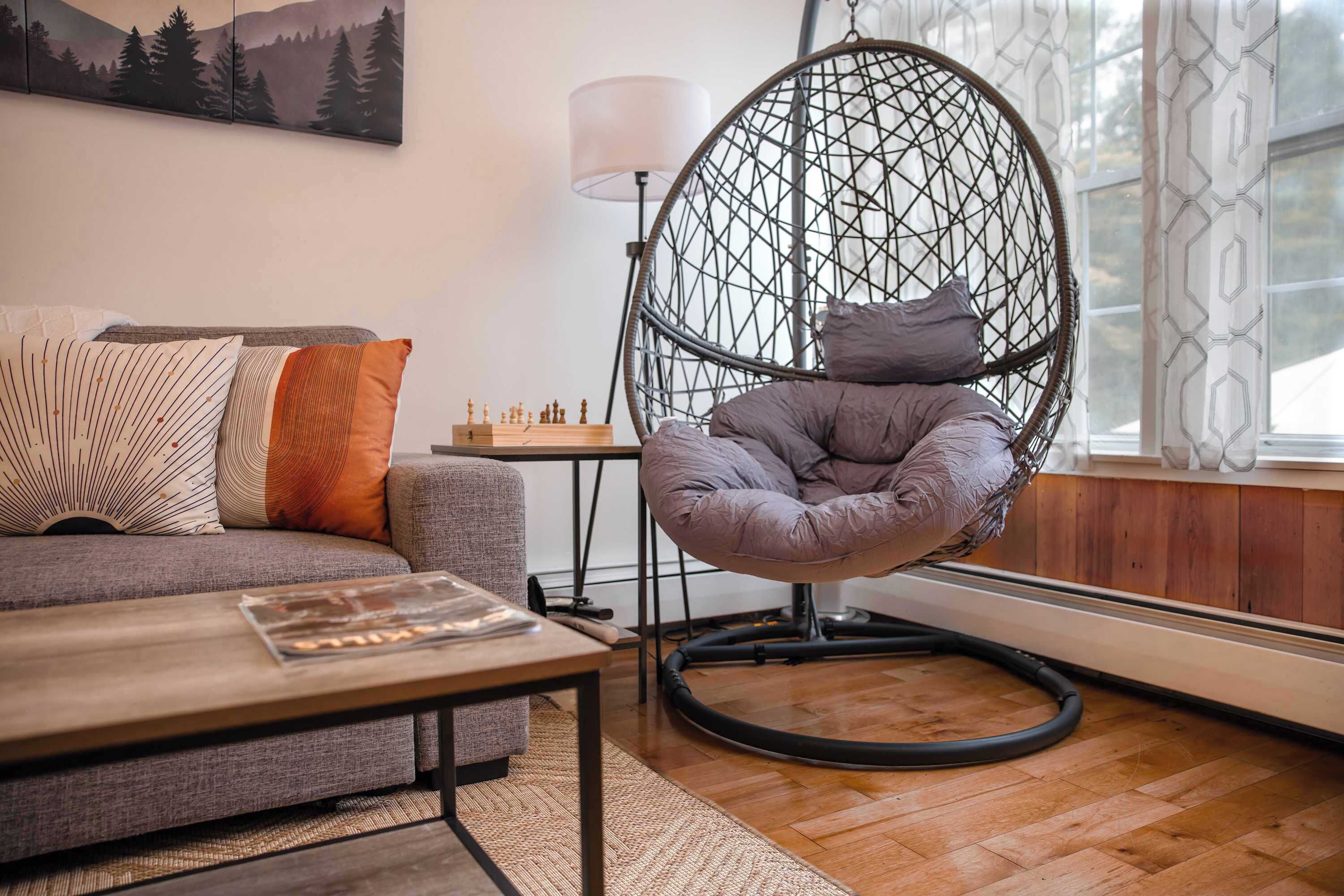 Een televisie, een open haard en een kantoor