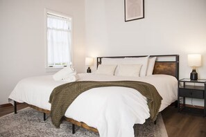 Schreibtisch, Bügeleisen/Bügelbrett, Reisekinderbett, WLAN