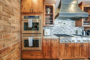 Fridge, microwave, oven, stovetop - Lakefront Ozarks 5 Br Home w/ Private Dock & Pool (Sunrise Beach)