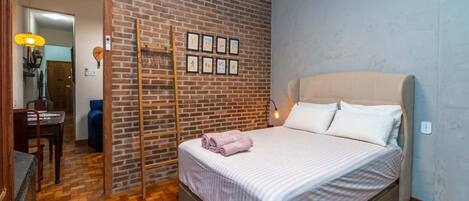 Iron/ironing board, WiFi, bed sheets