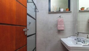 Shower, hair dryer, towels - Apartamento entre Copa e Ipanema a 150m do Metro (Rio de Janeiro)