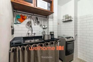 Fridge, microwave, oven, stovetop - Apartamento entre Copa e Ipanema a 150m do Metro (Rio de Janeiro)