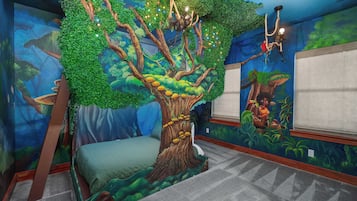 Bureau, fer et planche à repasser, lit parapluie, Wi-Fi