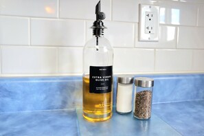 Een douche, een haardroger, handdoeken, zeep