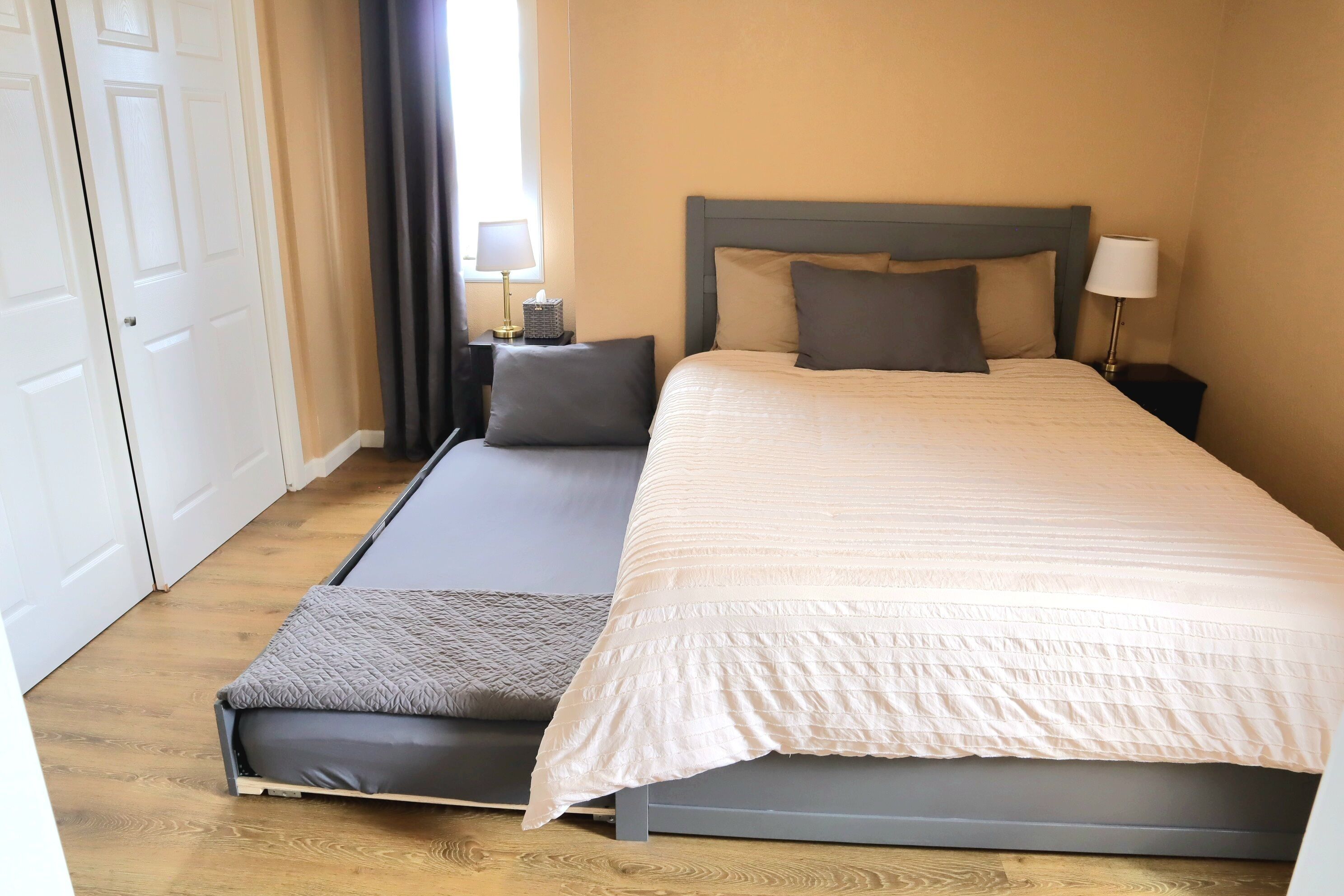 Een strijkplank/strijkijzer, wifi, beddengoed