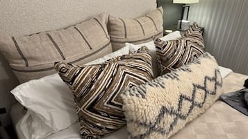 Travel cot, free WiFi, bed sheets