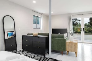TV - Brand New Studio in Carlsbad (Carlsbad)