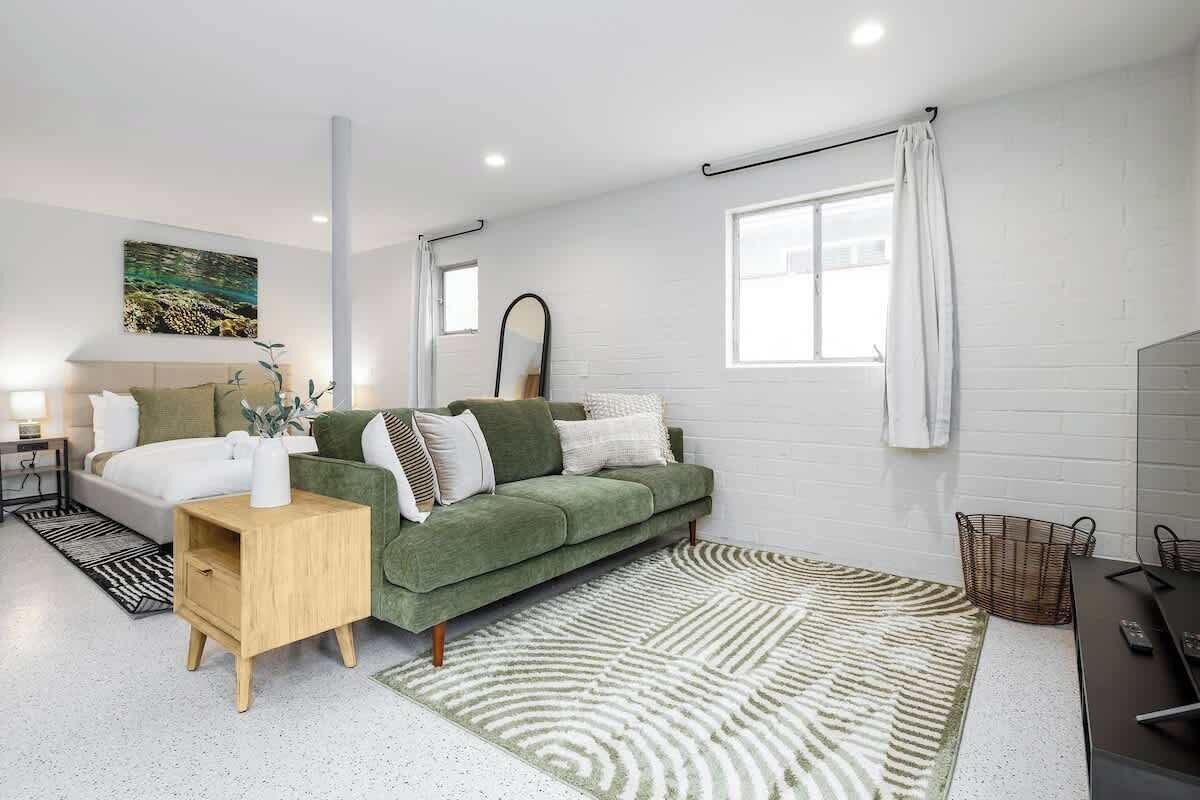 Tabla de planchar con plancha, wifi y ropa de cama 