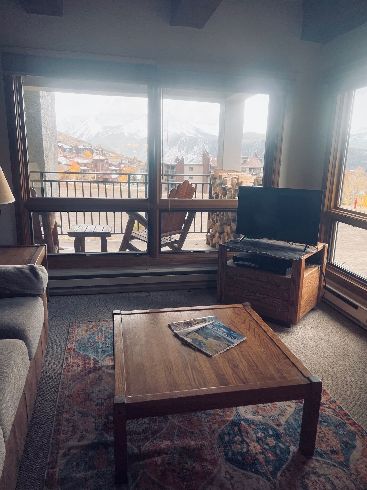 Smart-TV, peis og bøker