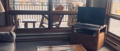 Smart TV, chimenea, libros